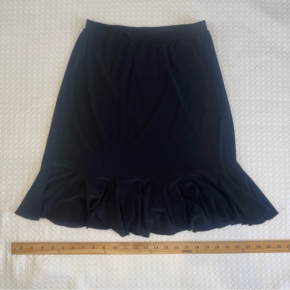 WHBM. Classic Black Skirt. Sz: XS. Stretchy. Figure flattering & forgiving 💕 - Picture 11 of 12